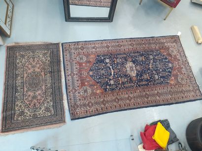 Boukara 
Un tapis fond bleu à décor géométrique...