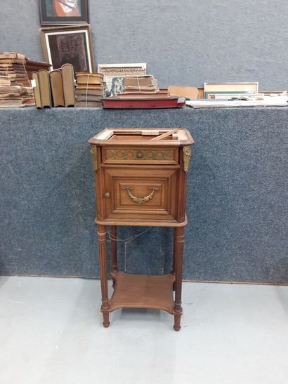 Table de chevet de style Louis XVI en bois...