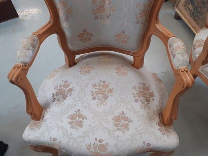 Une paire de fauteuils de style Louis XV,...
