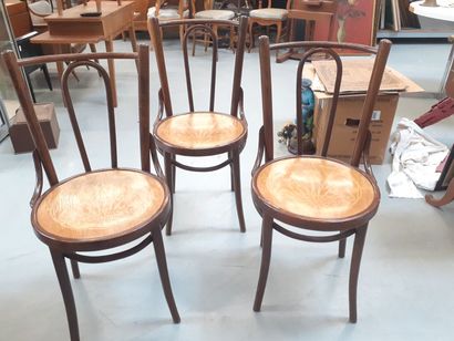 Trois chaises dans le gout de Thonet assise...
