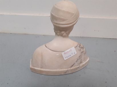 PUGI
Buste de femme en albâtre 
H : 18 cm...