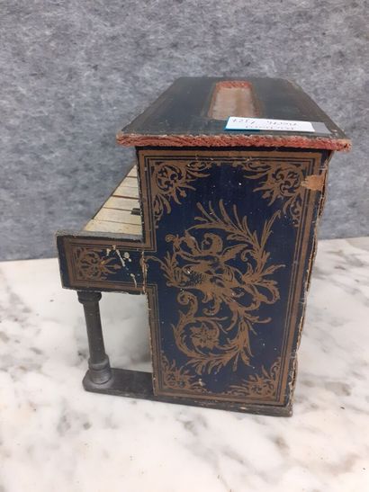 Piano miniature en bois et papier doré 
H...