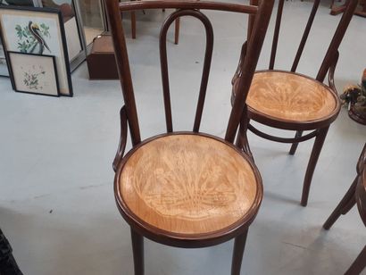 Trois chaises dans le gout de Thonet assise...