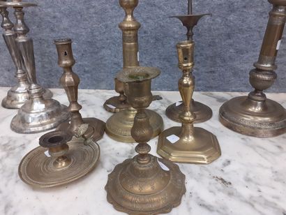Lot de bougeoirs en métal et laiton joint...