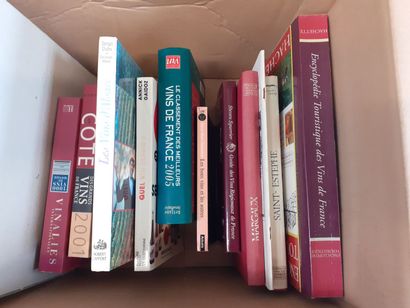Un carton de livres sur le Vin dont Bordeaux...