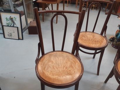 Trois chaises dans le gout de Thonet assise...