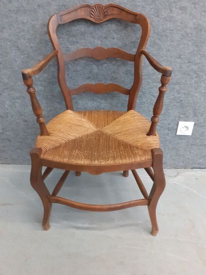 Fauteuil en boi naturel et assise paillée...