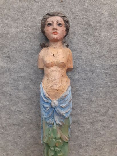 Sirène en bois sculpté et peint 
H : 71 cm...