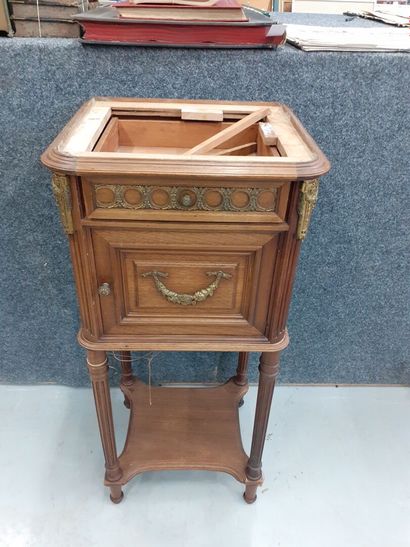 Table de chevet de style Louis XVI en bois...