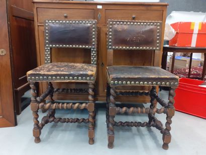 Paire de chaises à dos plat en bois tourné...
