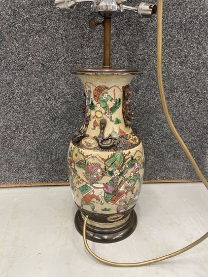 Chine, Nankin, vase en grès monté en lampe...