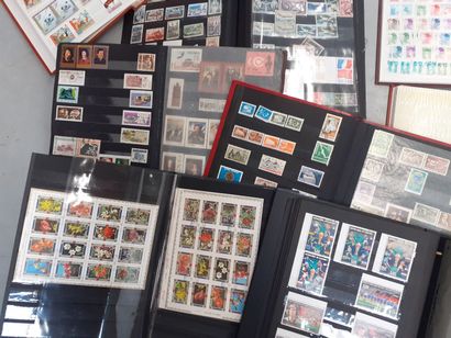 Lot de timbres modernes dont 10 classeurs...