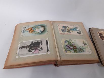 Deux albums de cartes postales: un album...