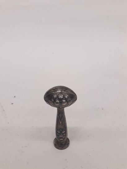 Cachet Art nouveau en argent fourré 
pds...