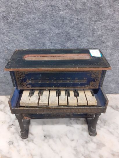 Piano miniature en bois et papier doré 
H...