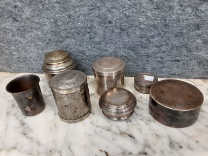 Six boites en métal argenté et une timbale...