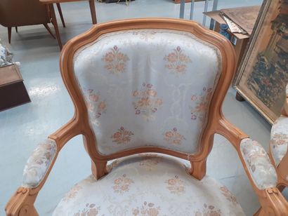 Une paire de fauteuils de style Louis XV,...