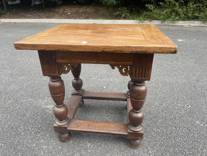 Table de forme carré pieds en bois tournés...