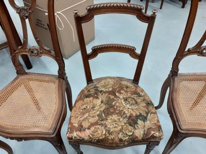 Lot de trois chaises dont deux cannées 
