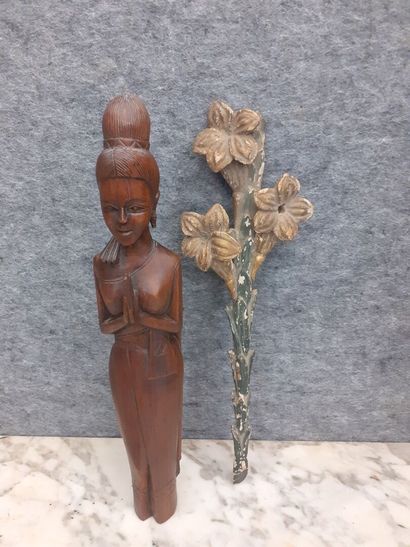 Une Lyse en bois peint joint une scupture...