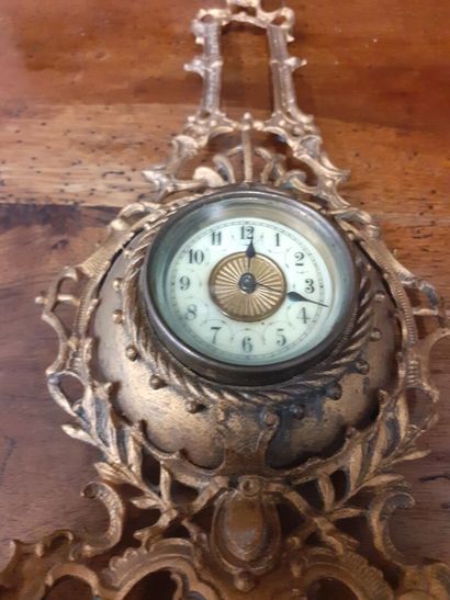 Pendulette en bronze
H : 32 L : 13 cm 