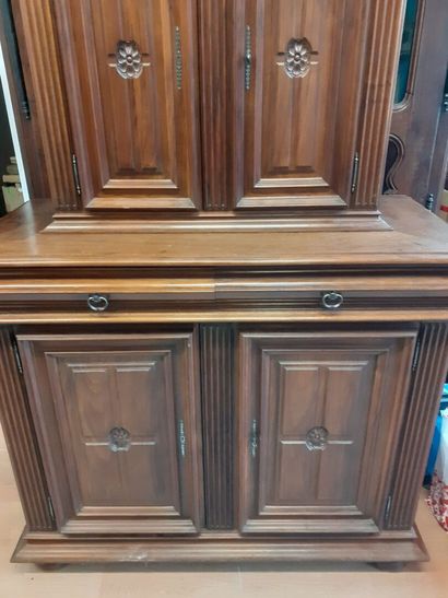 Buffet en retrait en noyer de style Renaissance...