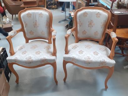 Une paire de fauteuils de style Louis XV,...