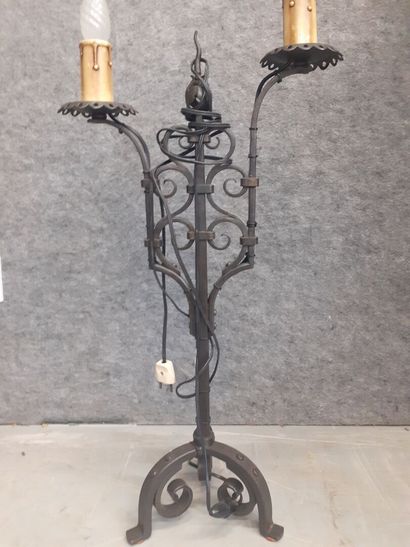 Travail Lyonnais 
Lampe en fer forgé à deux...