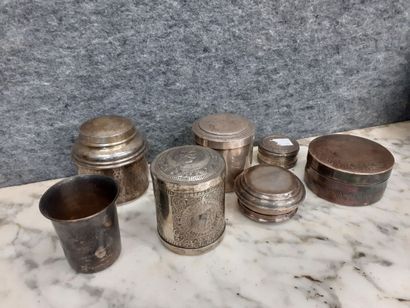 Six boites en métal argenté et une timbale...