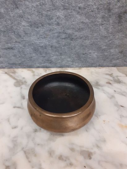 CHINE Bol en bronze 
H : 5 cm 