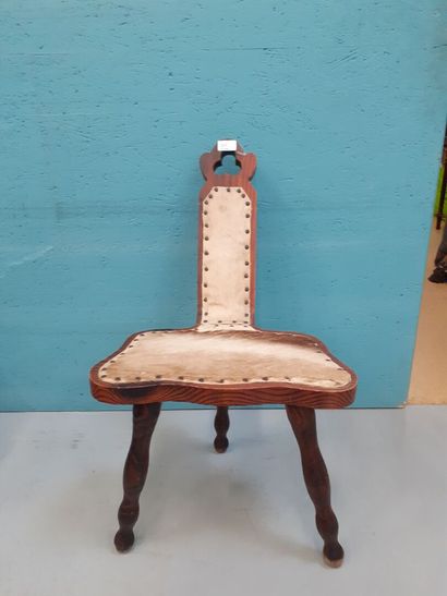 Chaise tripode recouverte de peau de bête...