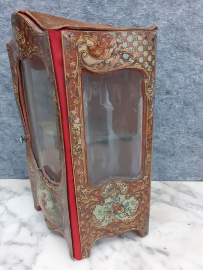 Vitrine en tôle lithographiée et mica (un...