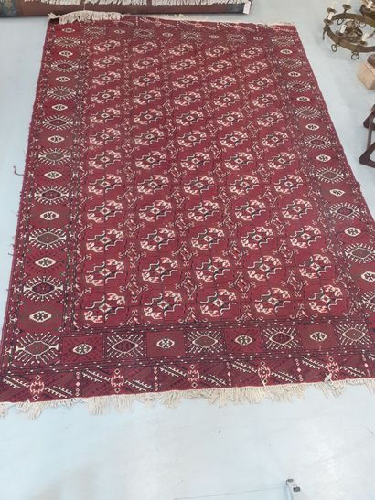 Important Tapis bukhara à fond rouge et à...