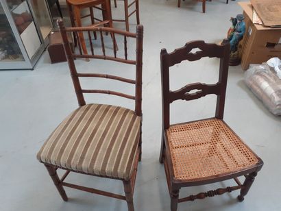 Deux chaises en bois naturel 