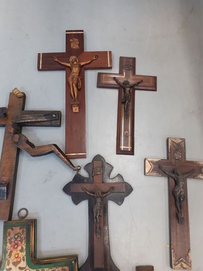 Lot de six cricifix joint une croix en bois...