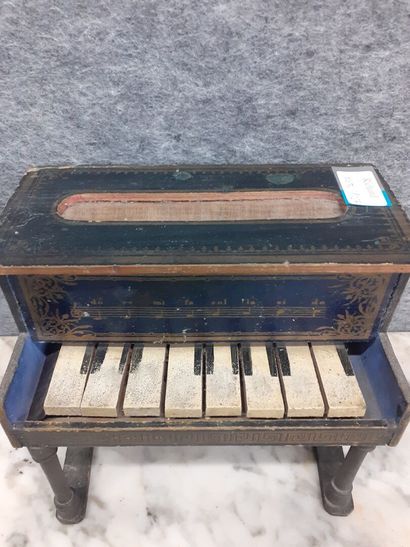 Piano miniature en bois et papier doré 
H...
