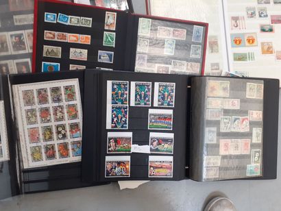 Lot de timbres modernes dont 10 classeurs...