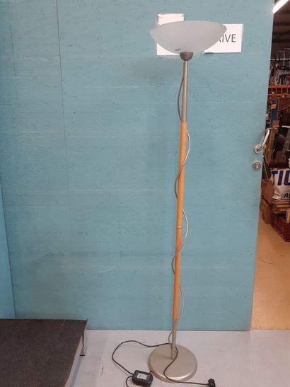 Lampadaire en bois à vasque en verre 
H :...