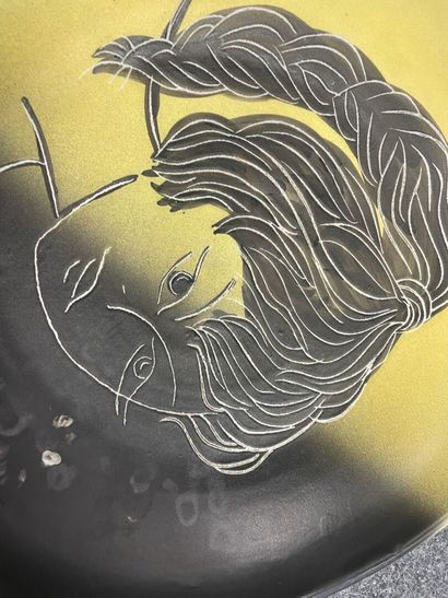 Un plat creux à décor d'une tête de femme...