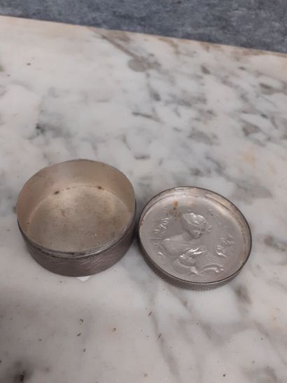 Petite boite circulaire en argent 800