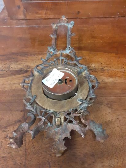 Pendulette en bronze
H : 32 L : 13 cm 