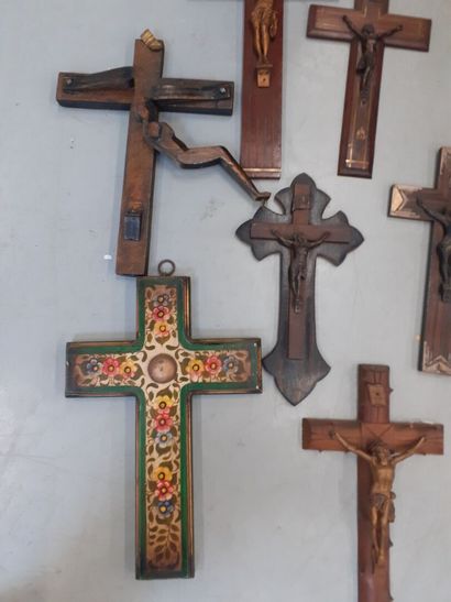 Lot de six cricifix joint une croix en bois...