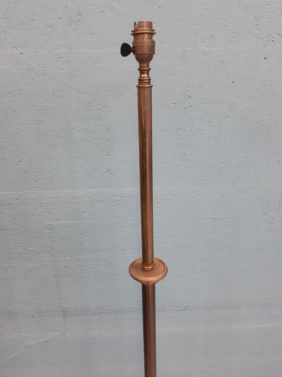 Lampadaire en laiton base en forme de pieds...