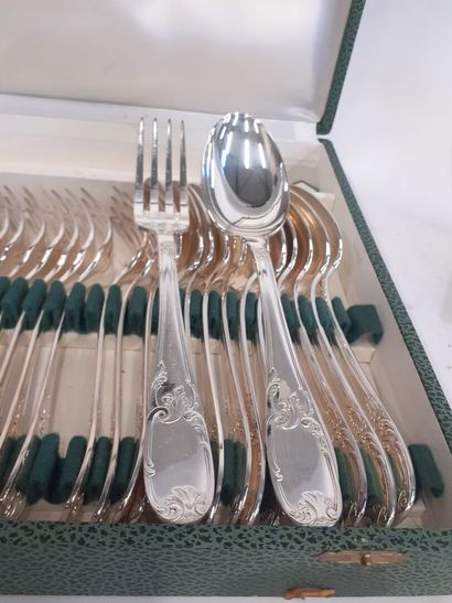 Ménagère en métal argenté dans un coffret...