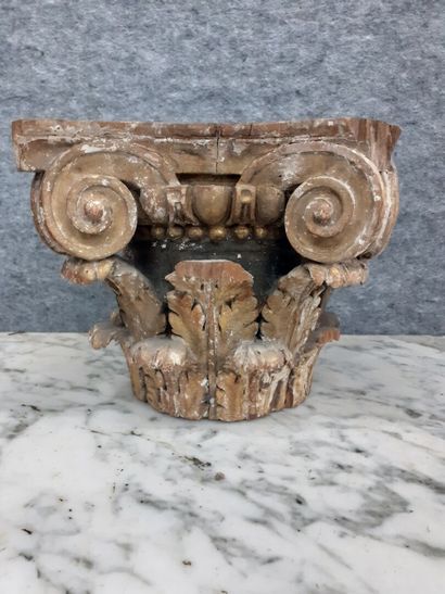Un chapiteau corinthien en bois et stuc doré...
