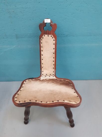 Chaise tripode recouverte de peau de bête...