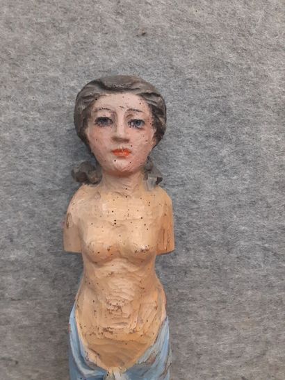 Sirène en bois sculpté et peint 
H : 71 cm...