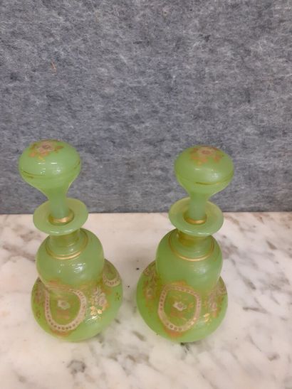 Paire de flacon en opaline verte et doré
H...
