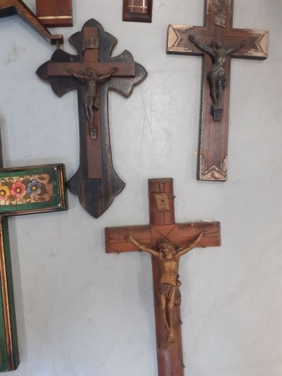 Lot de six cricifix joint une croix en bois...