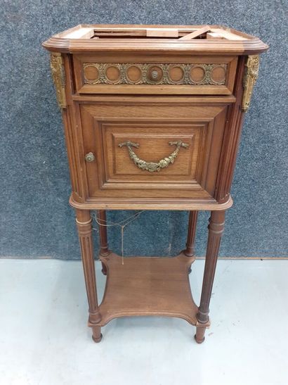Table de chevet de style Louis XVI en bois...